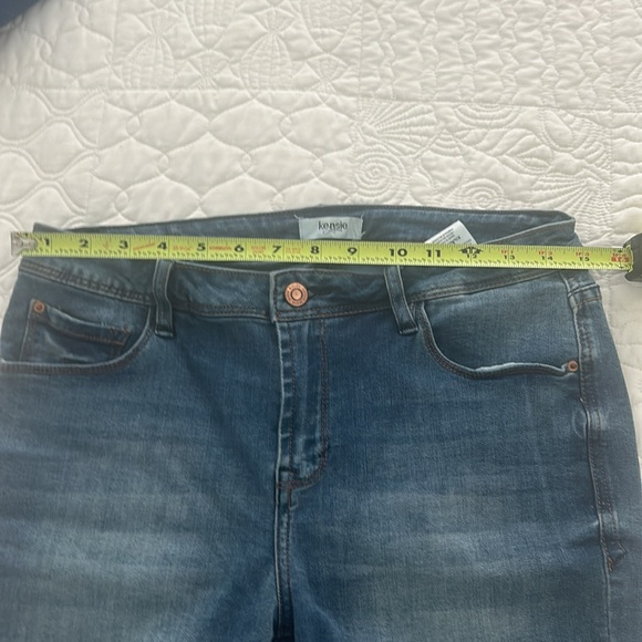 Kensie Jean Bermuda frayed shorts - Picture 4 of 5